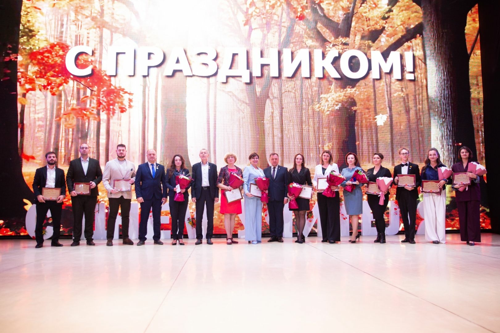 В Ставрополе накануне праздника наградили 70 лучших педагогов