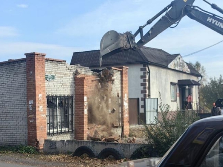 В Абакане судебные приставы снесли заброшенный магазин на улице Гагарина
