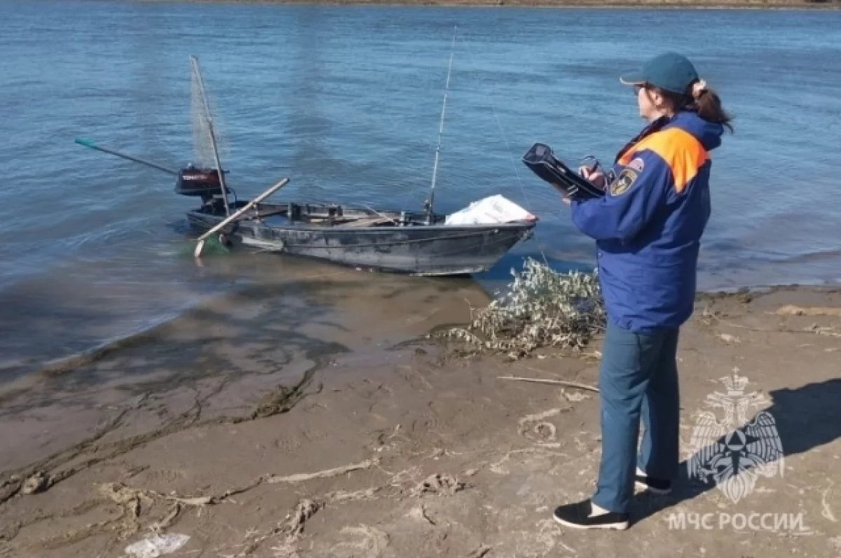 В Астрахани на реке Кривая Болда продолжаются поиски утонувшего рыбака