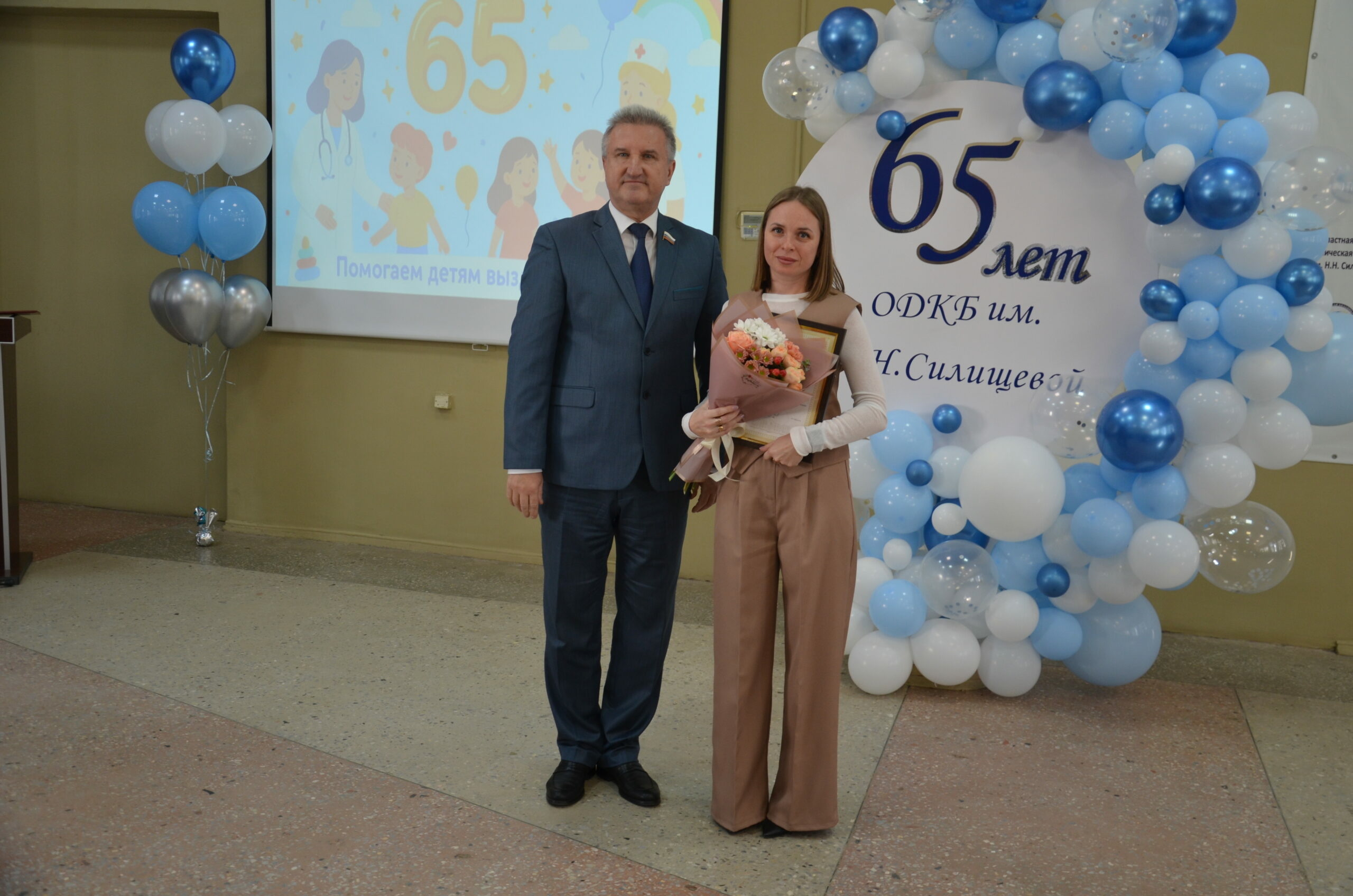 Олег Петелин поздравил Областную детскую больницу с 65-летием от Игоря Мартынова