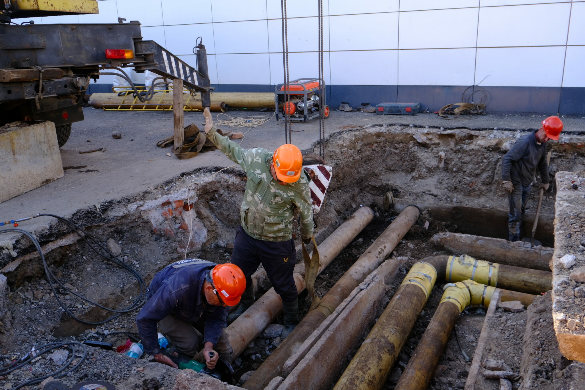 В Астрахани завершают замену теплосети на улице Адмирала Нахимова