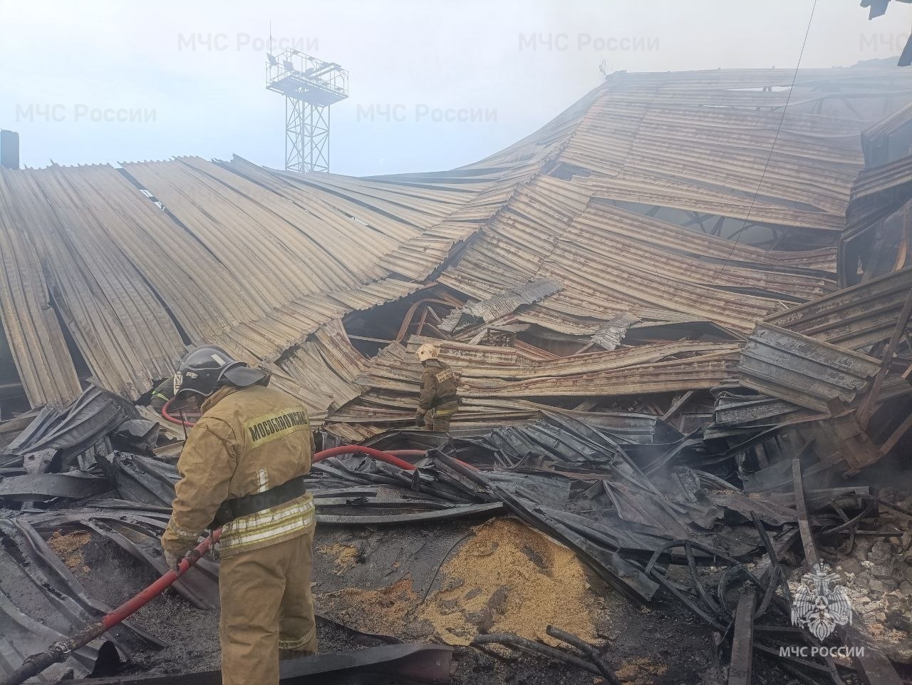Спасатели ликвидировали пожар на складе в подмосковной Электростали