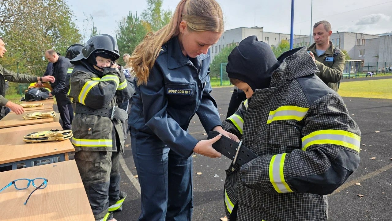 В Волхове открыли тренировочную пожарную площадку для школьников