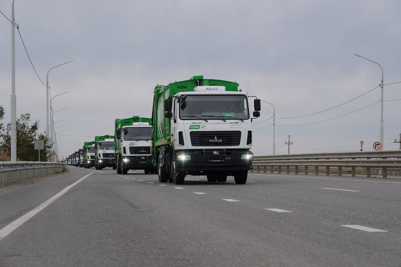 Астрахань получила партию новой техники для вывоза мусора и очистки города