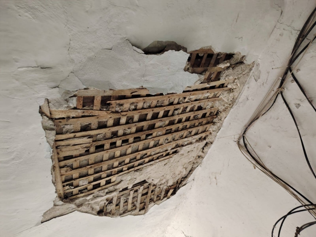 В Ахтубинске с треском обрушилась часть старого дома