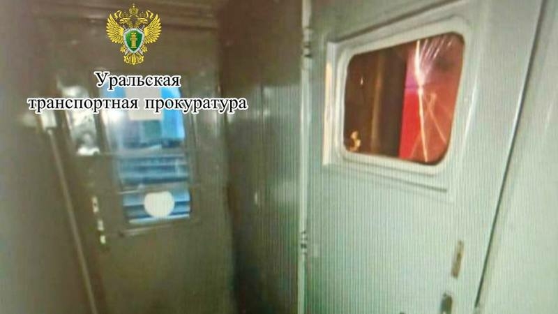 Пассажир разбил стекло в поезде в Тюменской области, чтобы покурить