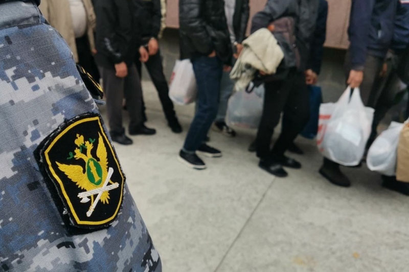 Консульство Узбекистана помогло вернуться на родину многодетной семье из Новосибирска