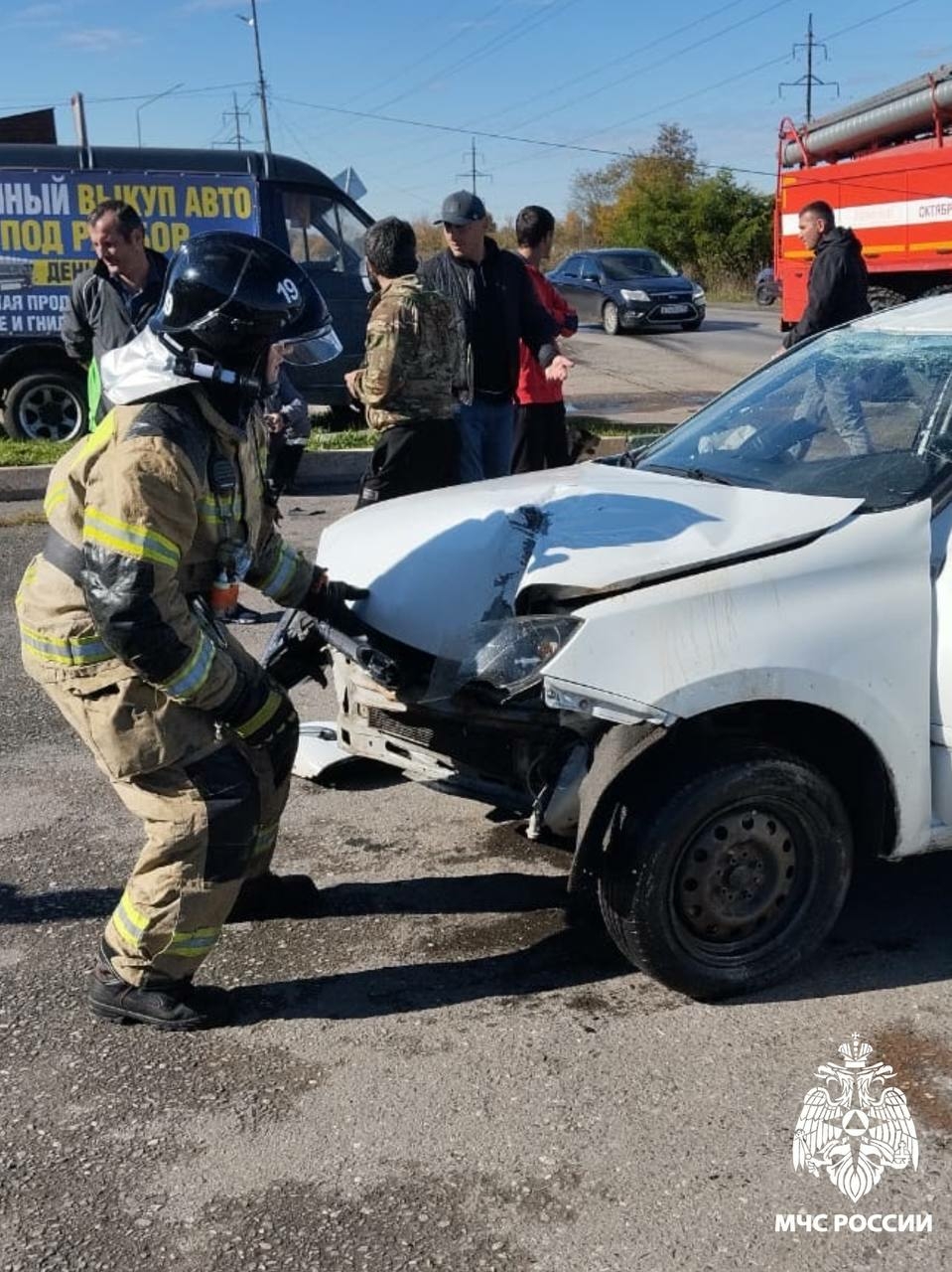 В Северной Осетии автомобиль врезался в опору ЛЭП и перевернулся