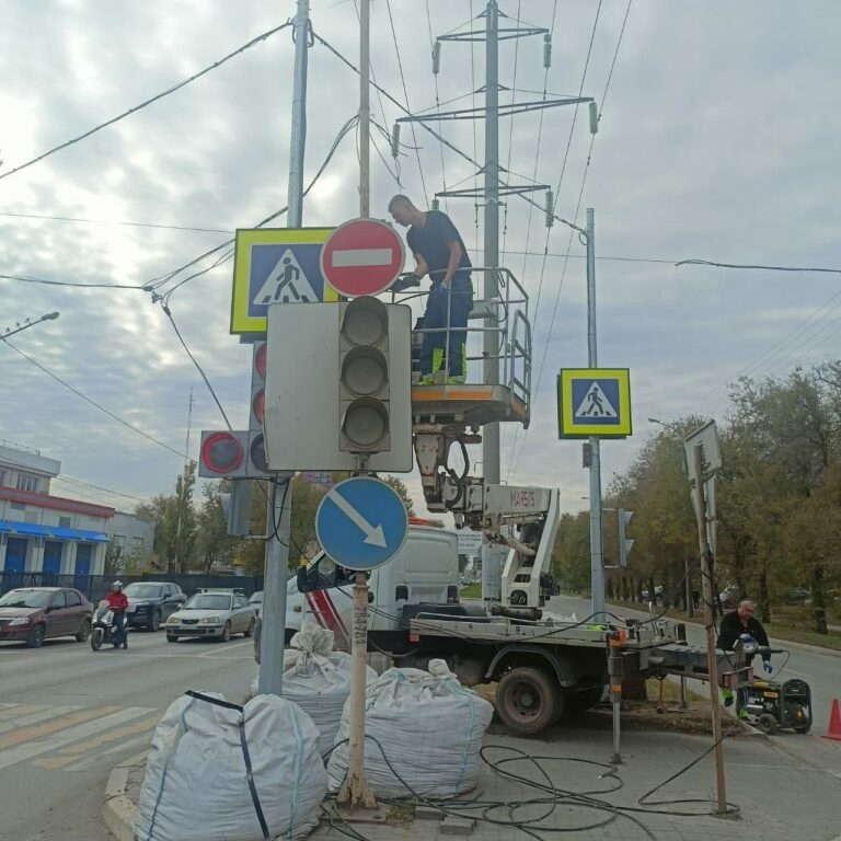 В Астрахани на улице Николая Островского заработали «умные» светофоры в тесте