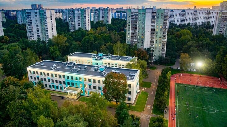 Более 50 московских школ оборудовали художественной подсветкой