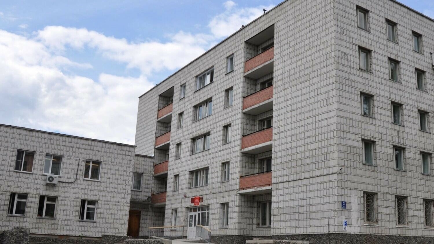 В Новосибирске обрушился потолок больницы при пациентах