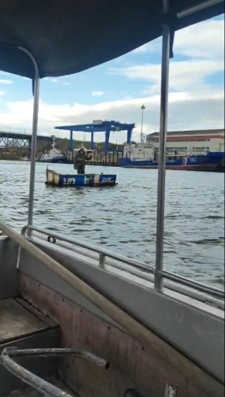 В Астрахани заметили рыбака на странном плавсредстве