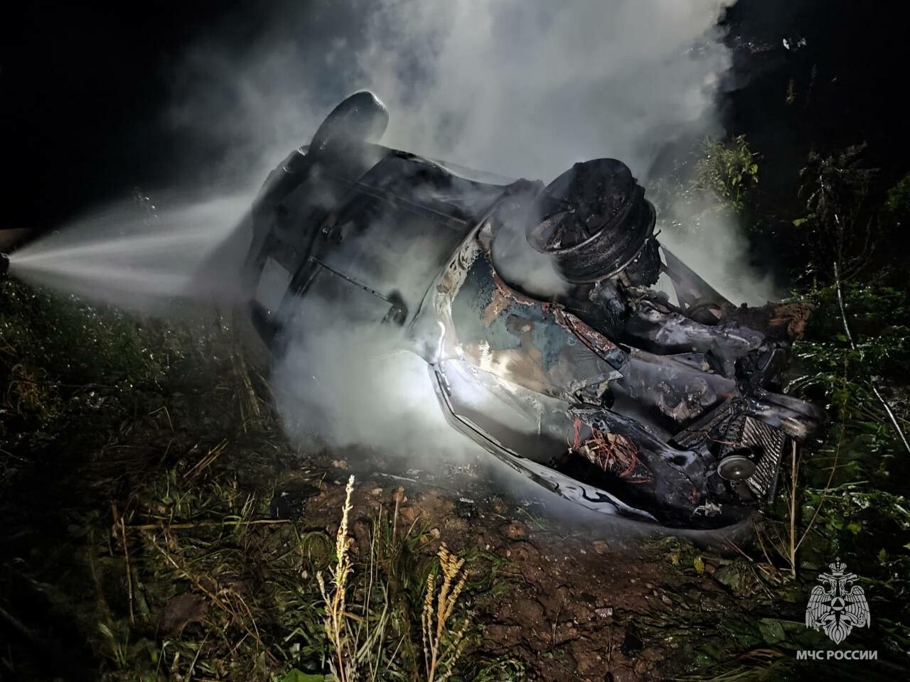 Легковушка загорелась в кювете на трассе М-9 в Тверской области