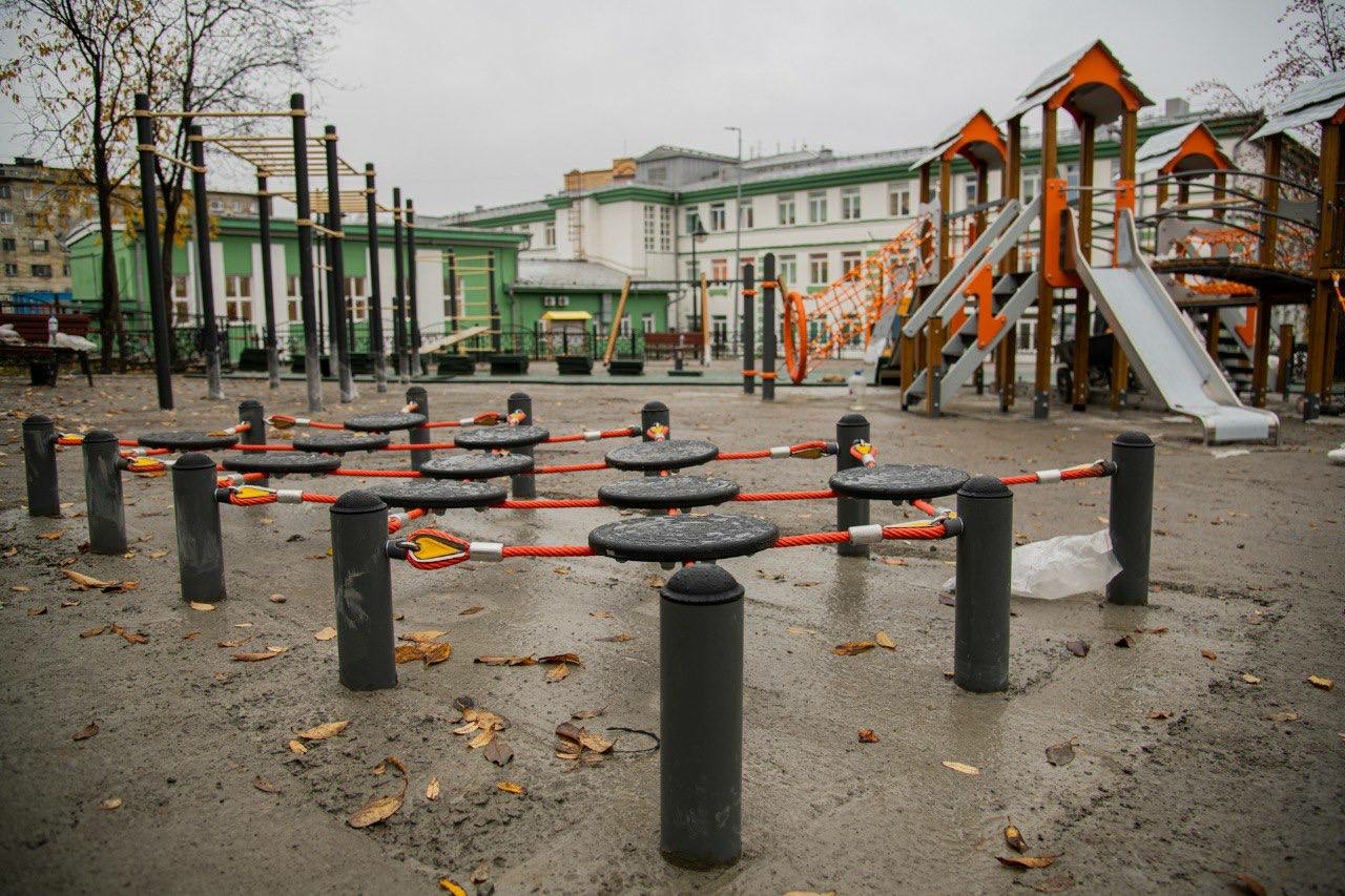 Иван Лебедев сообщил о ходе обновления площадки за школой №1 в Мурманске