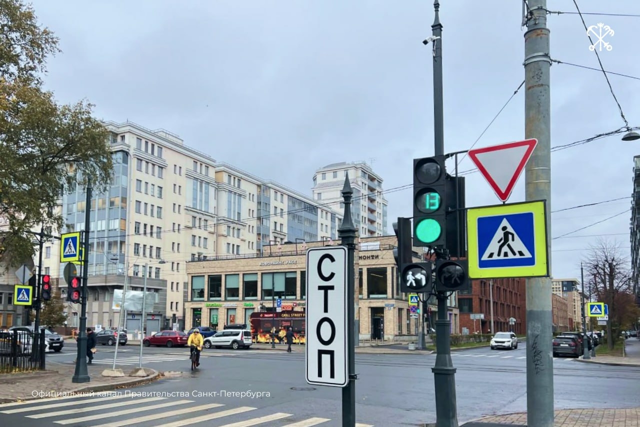 В Василеостровском районе Петербурга установили современные светофорные объекты