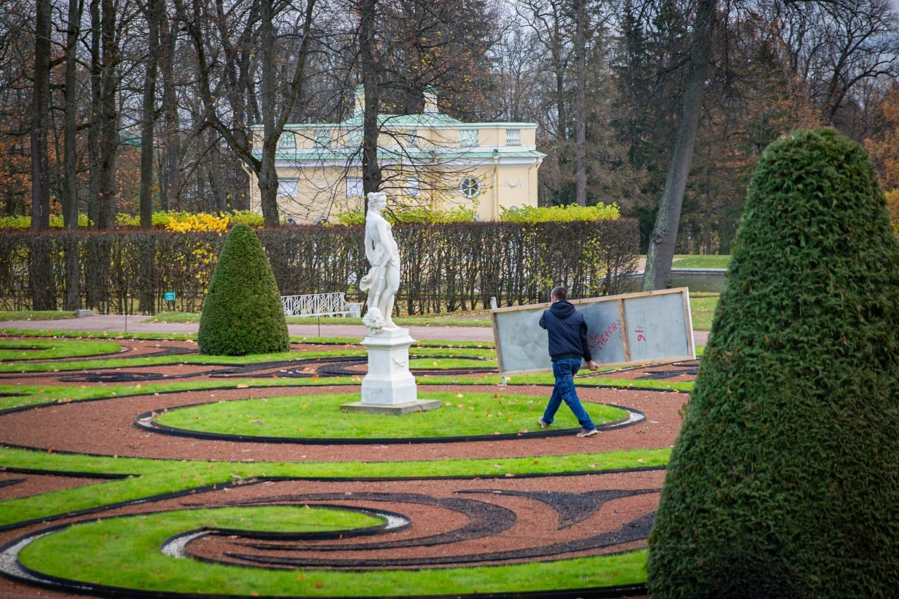 В музее-заповеднике «Царское Село» фигуры начали укрывать защитными футлярами