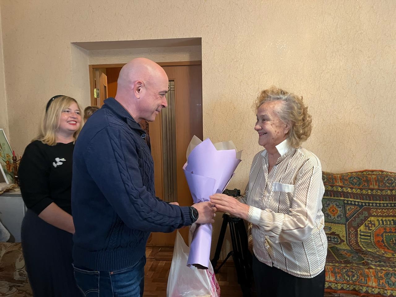 Сергей Сокол поздравил жителей Хакасии с Днем пожилого человека