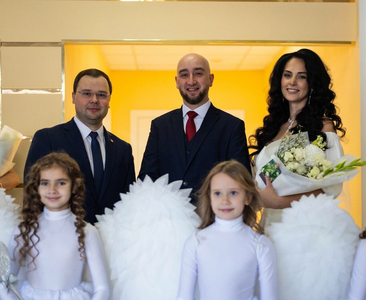 Иван Лебедев поздравил новобрачных в День Мурманска