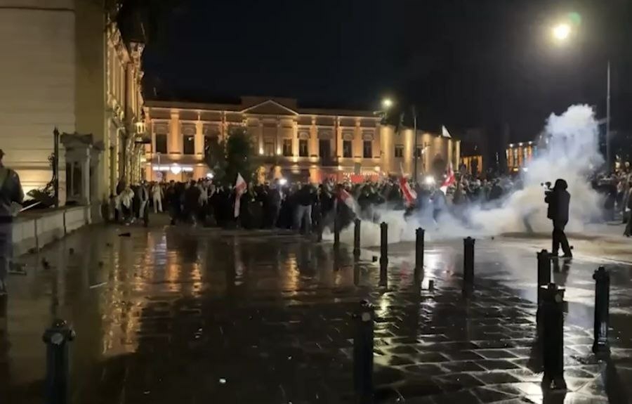 Акции протеста в Грузии: оппозиция прорывается в президентский дворец