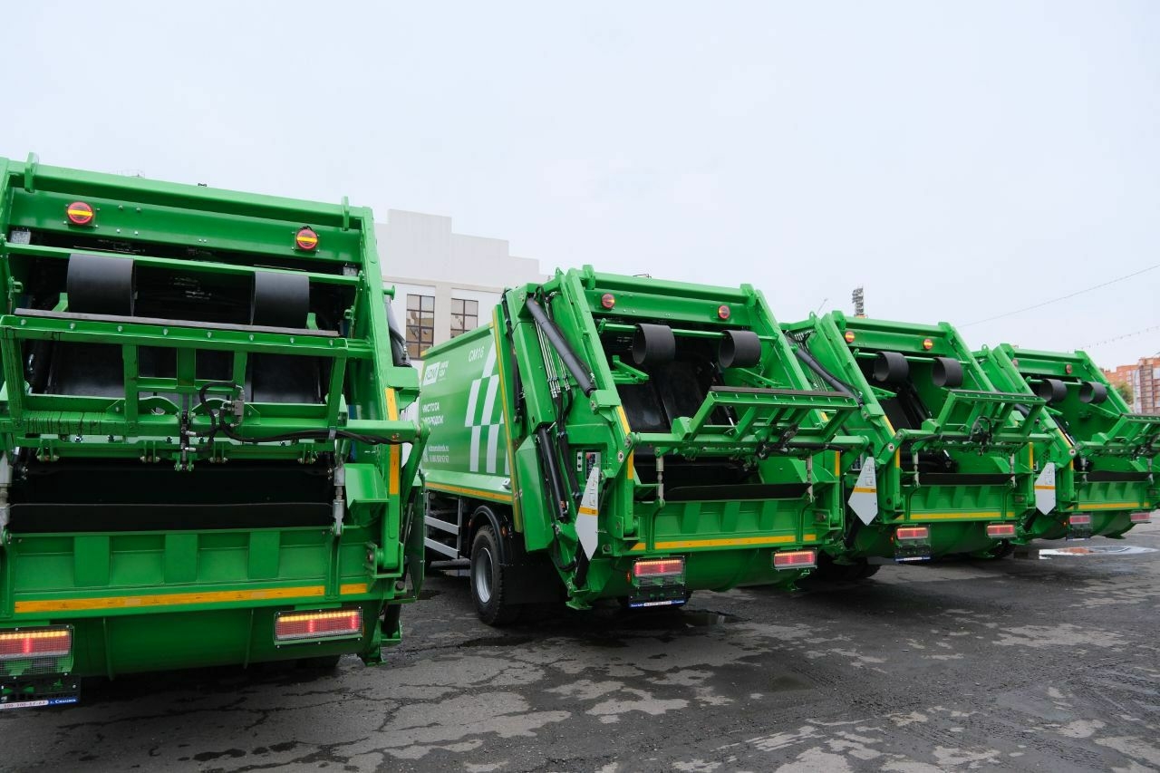 В Астрахань поступила новая спецтехника для вывоза мусора