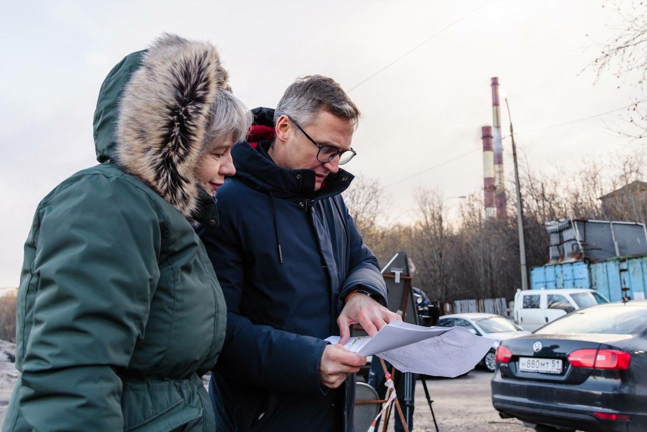 В Мурманске на улице Траловой обустраивают новый тротуар и освещение