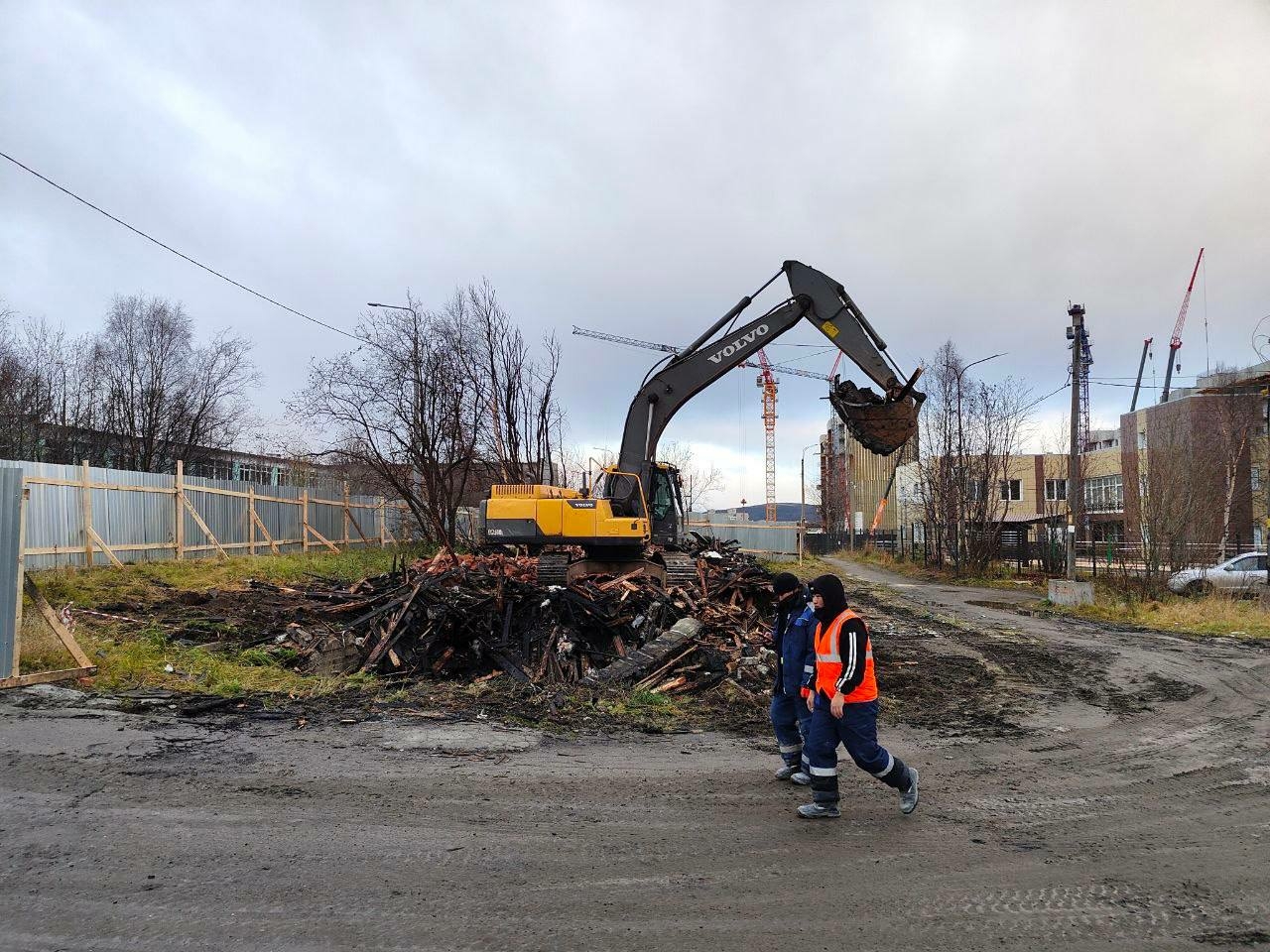 В Мурманске начали вывозить остатки дома на Калинина