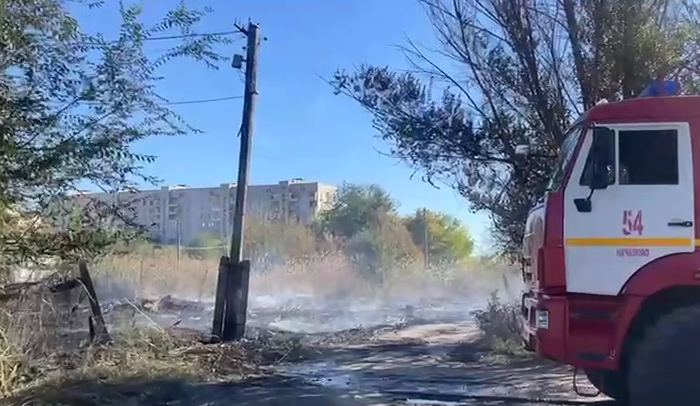 В Ленинском районе Астрахани произошло возгорание сухой травы