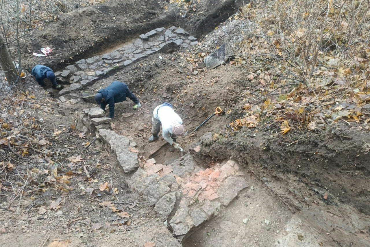 В Ленинградской области нашли фундамент бани, где, возможно, парился Крылов