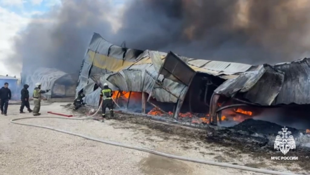 Пожар на двух складах произошел в Дагестане