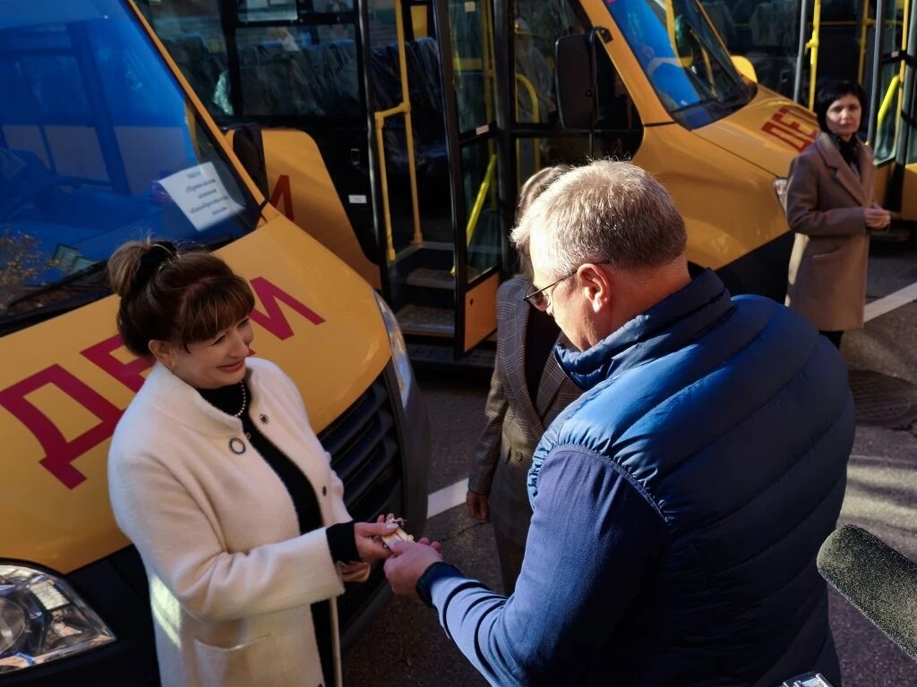 Девять школ Астраханской области получили новые автобусы