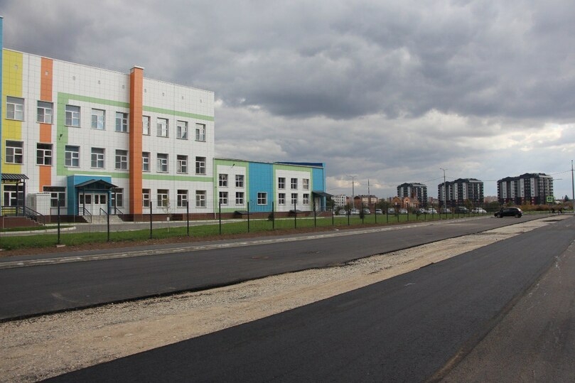 В Абакане завершают строительство дороги и парковки в районе Арбан