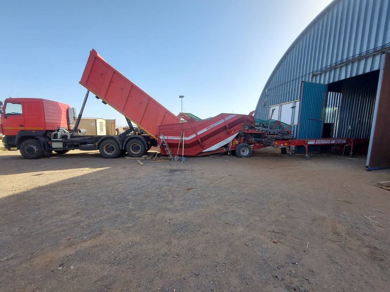 В Енотаевском районе начали уборку картофеля специального сорта