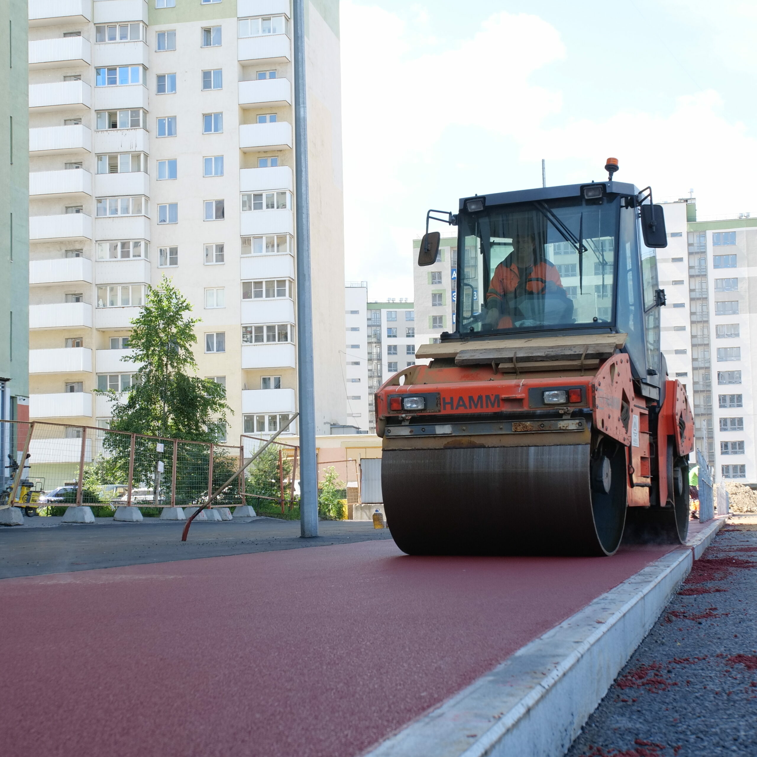 Петербургские дорожники переходят на экологичный цветной асфальт