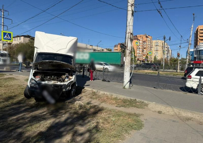 ГАЗель выехала на тротуар и врезалась в толпу в Астрахани