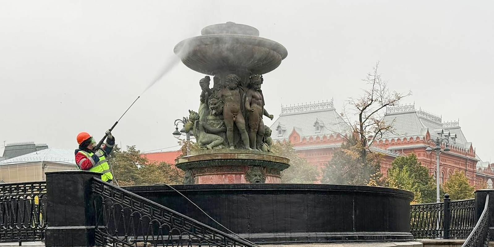 Фонтан Витали на Театральной площади готов к зимней спячке