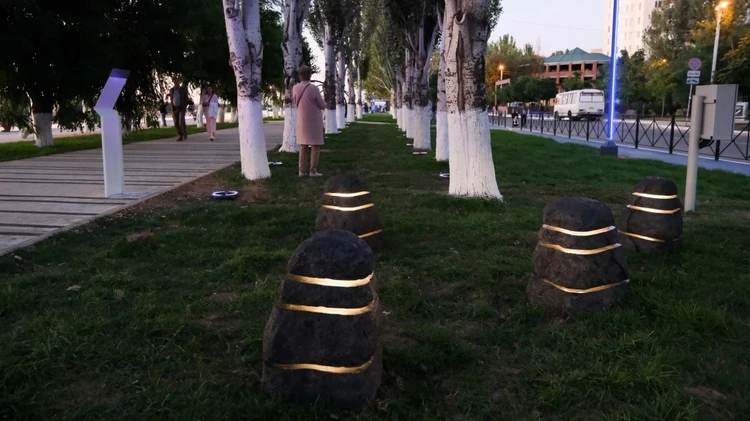 На Комсомольской набережной Астрахани подростки разгромили светящиеся камни-дольмени
