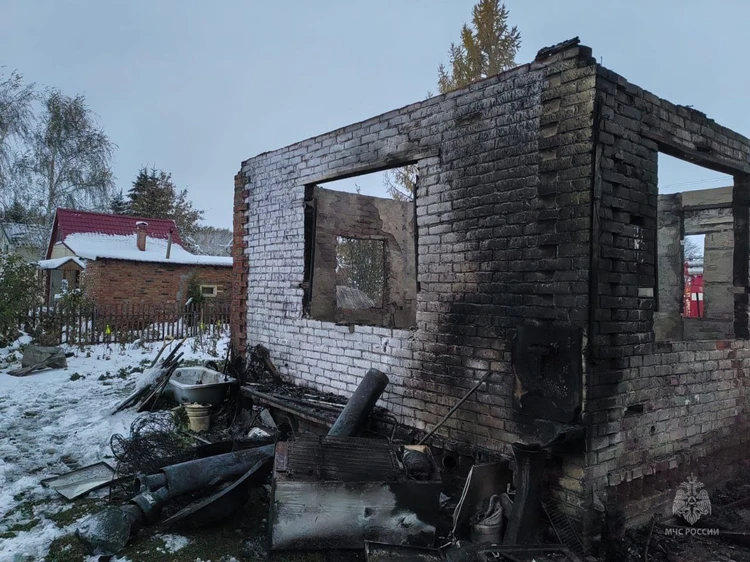 Банный комплекс сгорел в Омске