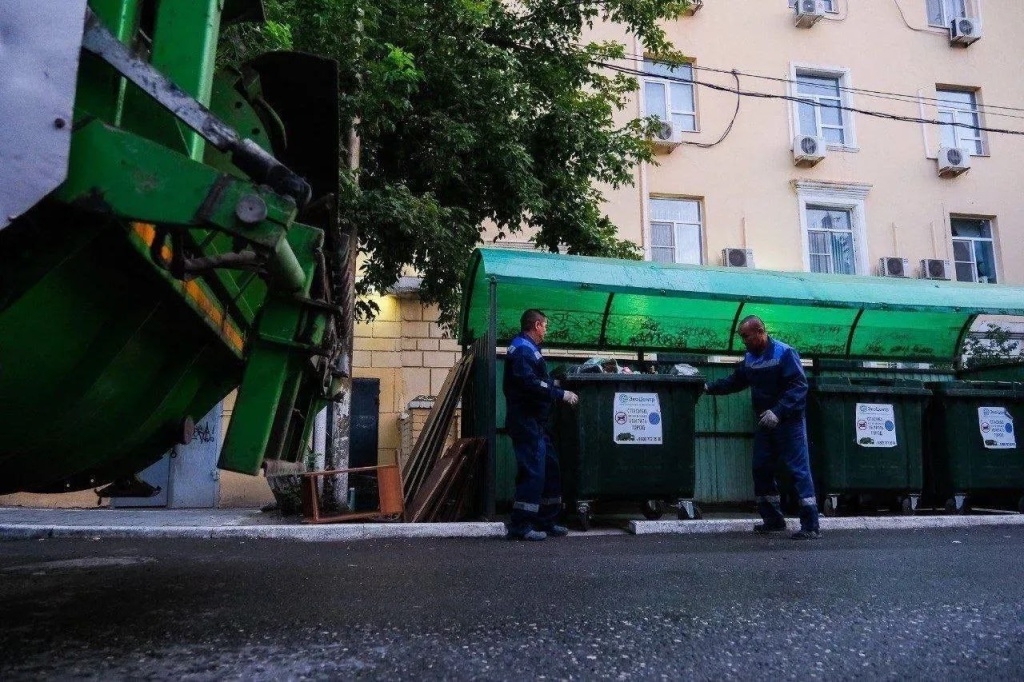 В Астраханской области массово меняют старые баки на новые евроконтейнеры