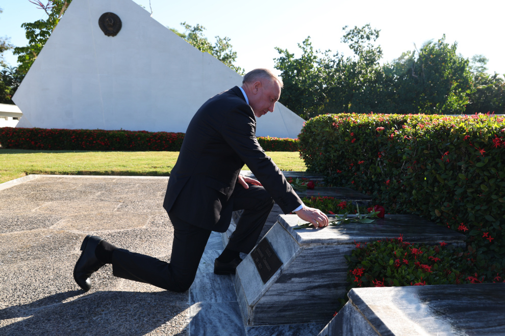 Беглов возложил цветы к Мемориалу советского воина-интернационалиста на Кубе