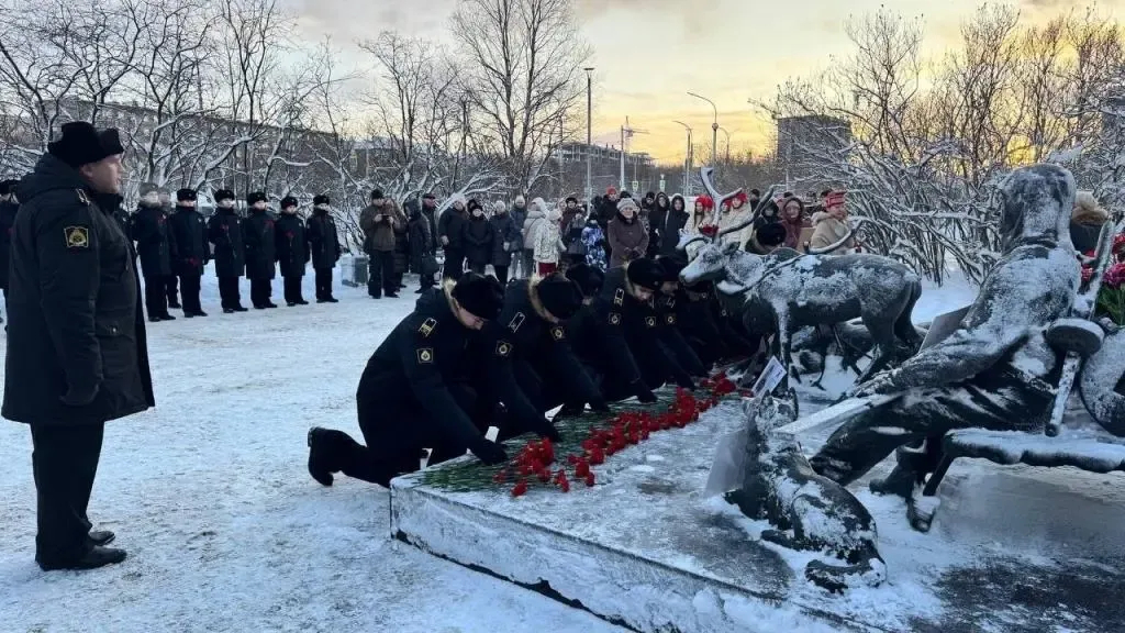 В Мурманске почтили героев оленетранспортных батальонов и возложили цветы