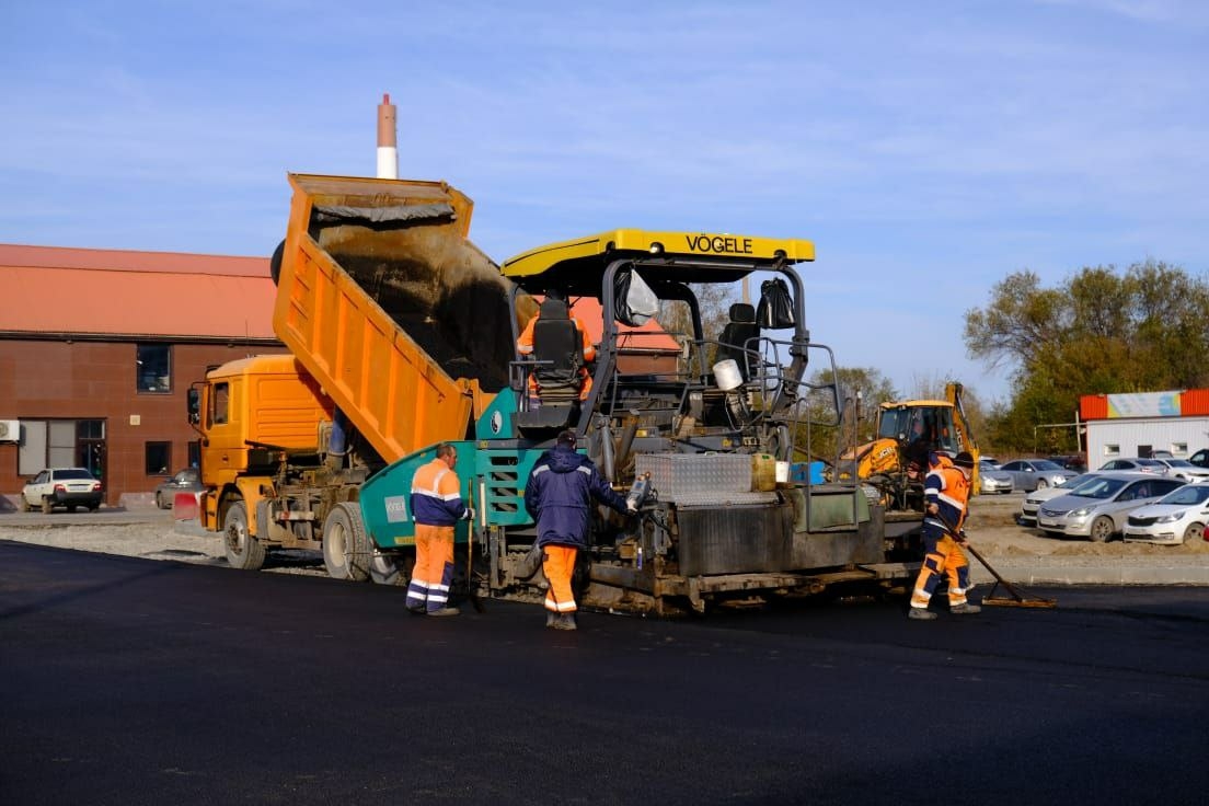 В Астрахани завершают строительство подъезда к новой поликлинике