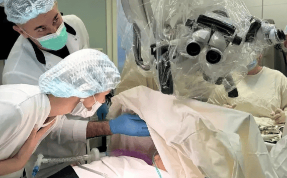 В Астрахани хирурги впервые удалили опухоль мозга, разговаривая с пациенткой