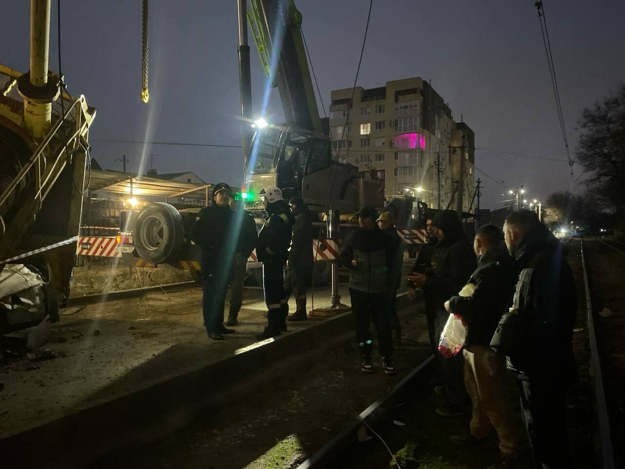 В Волгограде башенный кран рухнул на стройке и ранил двоих рабочих