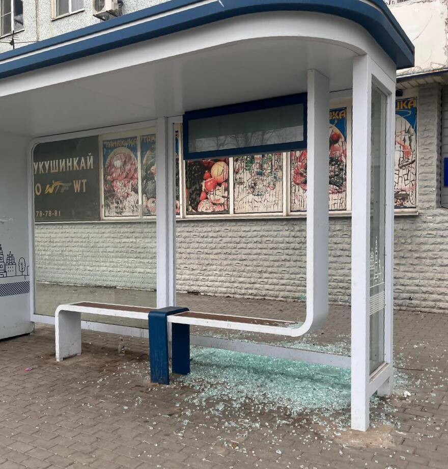 В Астрахани полицейские выяснили, кто повредил остановку