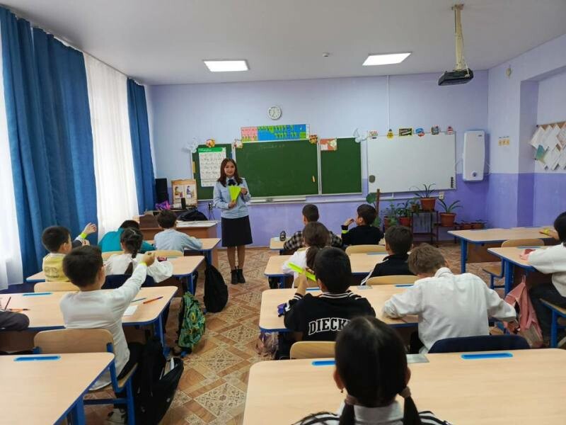 Астраханские полицейские учат малышей безопасно переходить дорогу