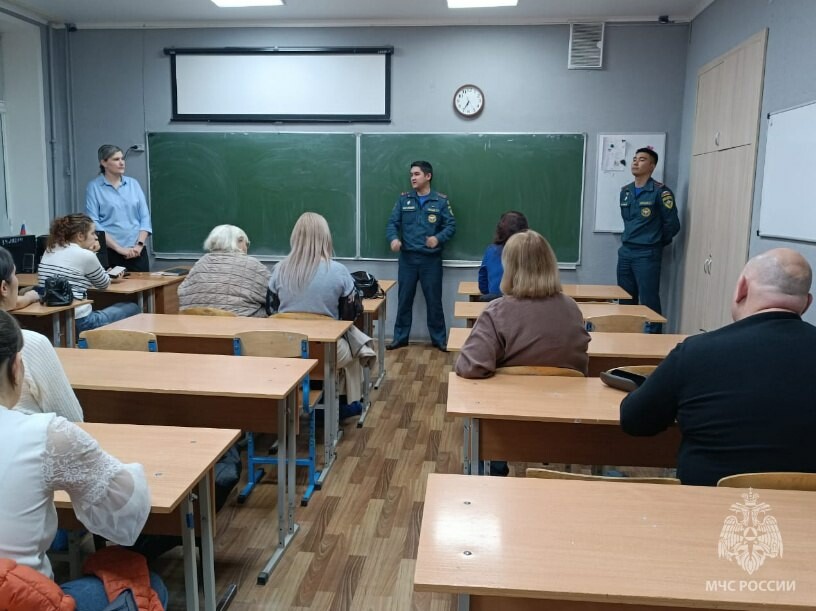 Астраханские пожарные проводят родительские собрания, чтобы обезопасить детей зимой