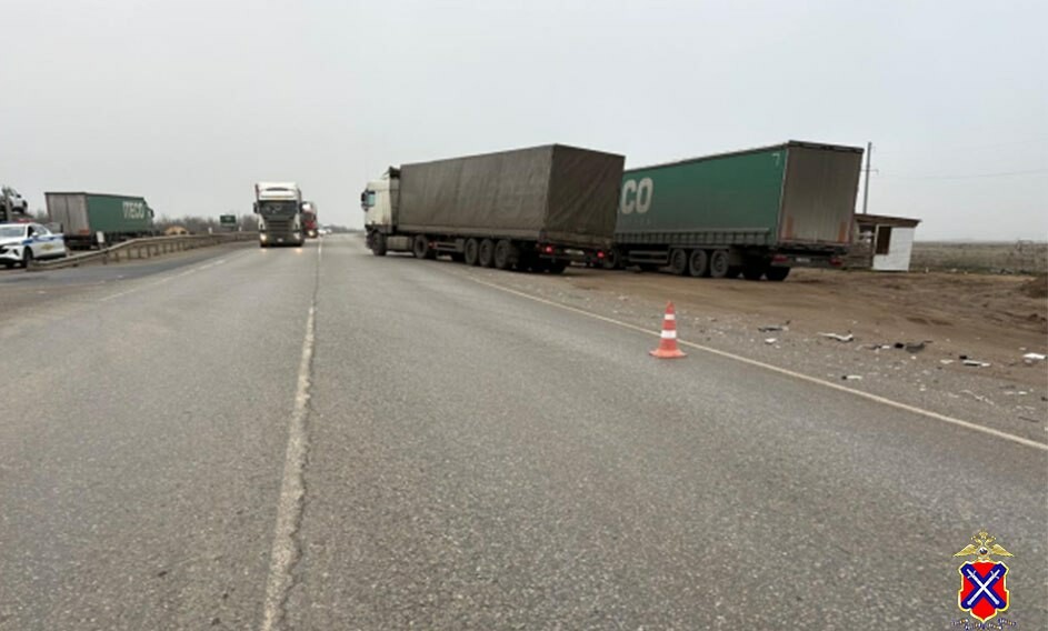 На трассе под Волгоградом буксируемый УАЗ выехал на встречку и влетел в фуру