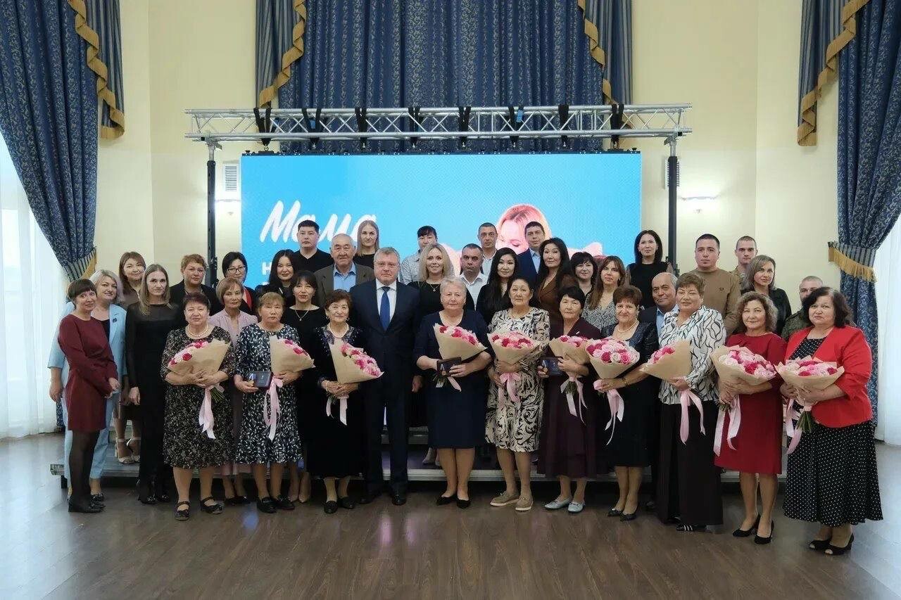 Игорь Бабушкин поздравил матерей Астраханской области с Днем матери