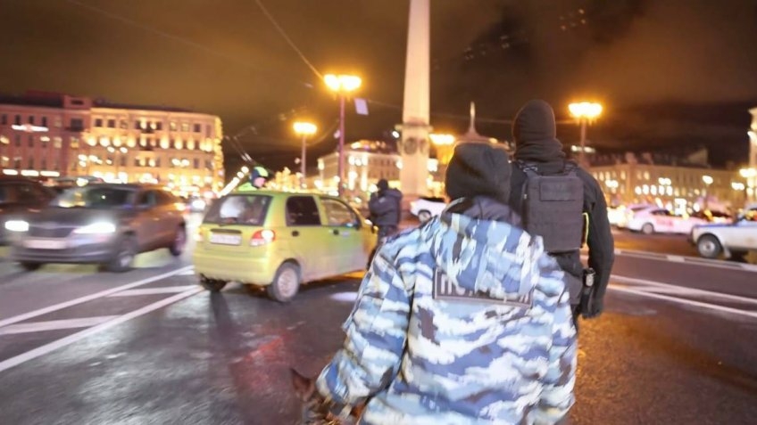 В центре Петербурга полиция проверила сотни машин и выявили странные находки