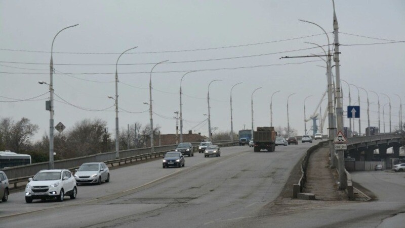 В Астрахани перенастраивают светофоры у Нового моста